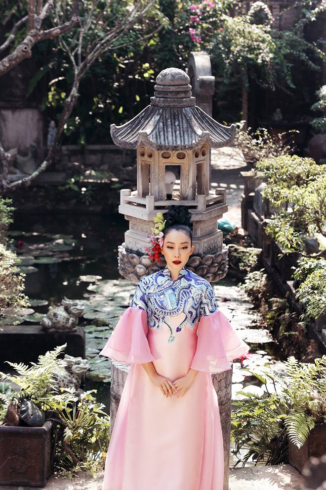 Chim công làng múa thần thái, quý phái