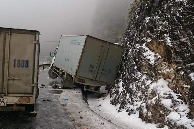 Một chiếc xe gặp nạn do mặt đường đóng băng trơn trượt ở Lào Cai, hướng lên Sa Pa. Ảnh: OFFB