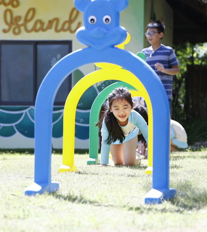 Các bạn nhỏ hào hứng với nhiều hoạt động vui nhộn trên bờ biển tại Riviera