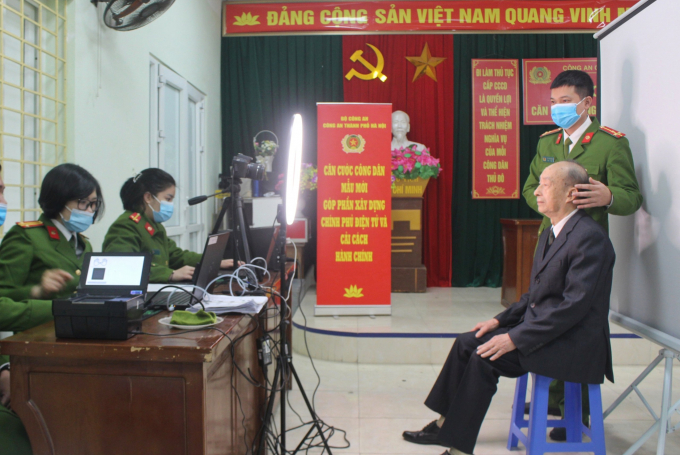 Lực lượng chức năng hướng dẫn tận tình, chu đáo, giúp công dân nhanh chóng thực hiện các thủ tục khai báo cần thiết.