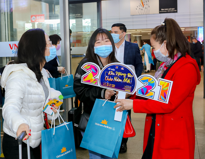 da-nang-don-chuyen-bay-dau-tien-trong-nam-2021-voi-hai-hanh-khach-may-man-03