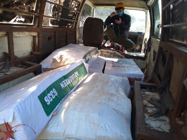 Chiếc xe ô tô chứa hàng trăm kg pháo lậu