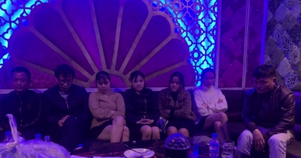 3 nữ 4 nam “phê pha” trong quán karaoke