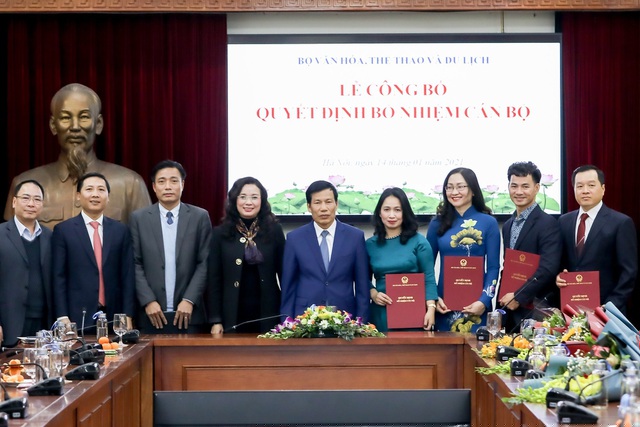 Nghệ sĩ Xuân Bắc cùng các nhân sự công tác tại các cơ quan trực thuộc Bộ VHTT&amp;amp;DL nhận quyết định bổ nhiệm cán bộ chiều ngày 14/1. Ảnh: Bảo Phúc.