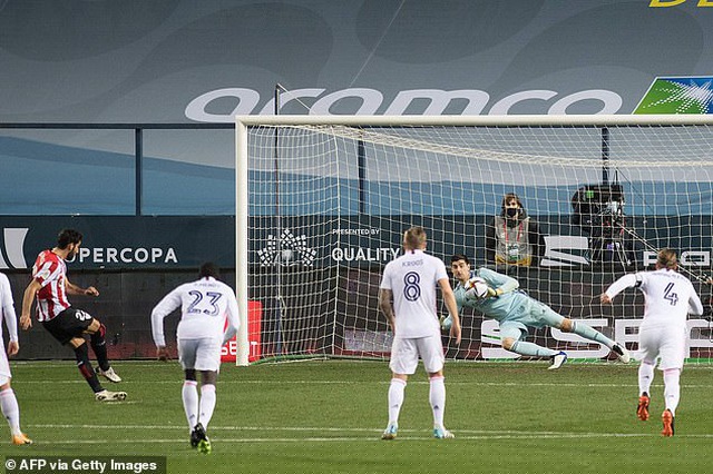Raul Garcia nâng tỷ số lên 2-0 cho Bilbao ở phút 38 trên chấm phạt đền