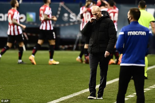 Nỗi thất vọng của HLV Zidane bên ngoài sân