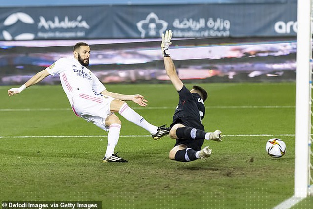 Benzema rút ngắn tỷ số xuống 1-3 cho Real Madrid ở phút 73