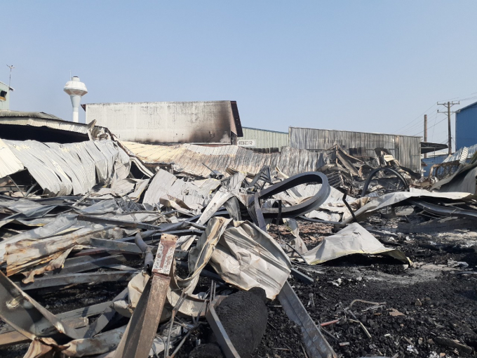 Nhiều tài sản tại xưởng bị thiêu rụi.