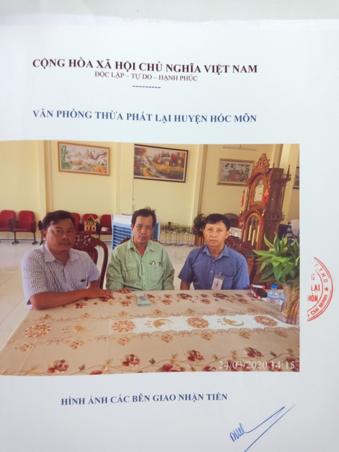 &ocirc;ng Trần Quốc Tuấn nhận tiền của &ocirc;ng Hiếu sau khi k&yacute; vi bằng b&aacute;n đất (ảnh chụp tại từ vi bằng)