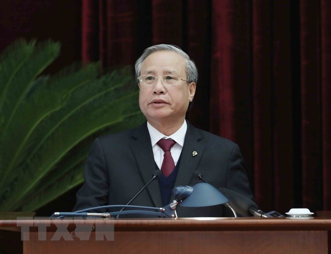 Đồng ch&iacute; Trần Quốc Vượng, Ủy vi&ecirc;n Bộ Ch&iacute;nh trị, Thường trực Ban B&iacute; thư b&aacute;o c&aacute;o chương tr&igrave;nh hội nghị. (Ảnh: Phương Hoa/TTXVN)