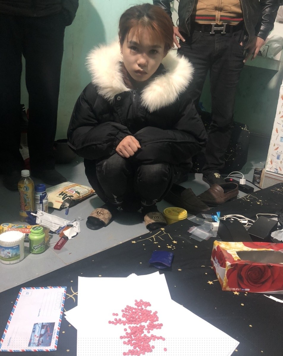 Đối tượng Trần Thị Lệ Hoa cùng số ma túy thu giữ được.