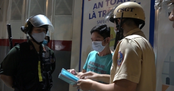 TP HCM: Một luật sư "đòi" xem tem kiểm định khi vi phạm nồng độ cồn