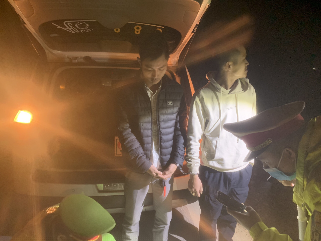 Đối tượng Phúc và Dũng (áo đen và áo trắng) tại hiện trường vụ việc