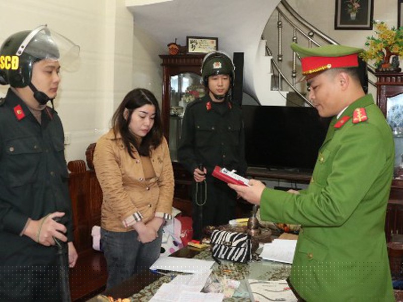 Cơ quan công an khám xét khẩn cấp nhà đối tượng Đặng Thị Vân Anh. (Ảnh: Công an Hà Tĩnh)