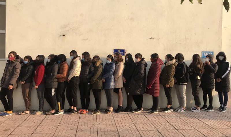 Hà Tĩnh: Gần 100 chiến sĩ công an đột kích bắt 12 'nữ quái' đường dây đánh bạc tiền tỷ