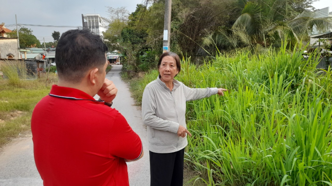 Bà Thuý bức xúc khi không được cấp chứng nhận quyền sử dụng đất do gia đình bà hiến đất làm đường khiến đất bị chia tách.