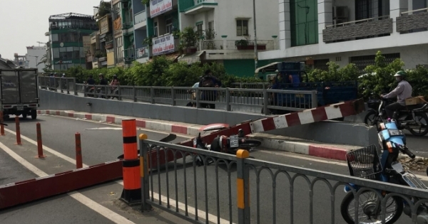 Thanh giới hạn chiều cao bị xe tải kéo đổ đè trúng xe máy ở TP HCM