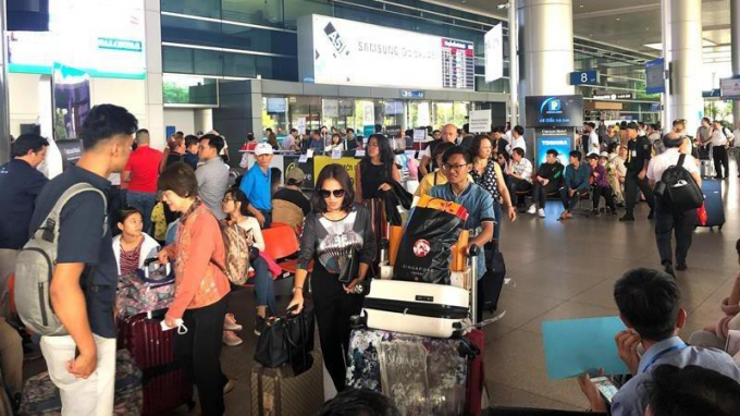 Việc gia đình đến sân bay đón Việt kiều về quê ăn tết tiềm ẩn nguy cơ lây nhiễm bệnh..