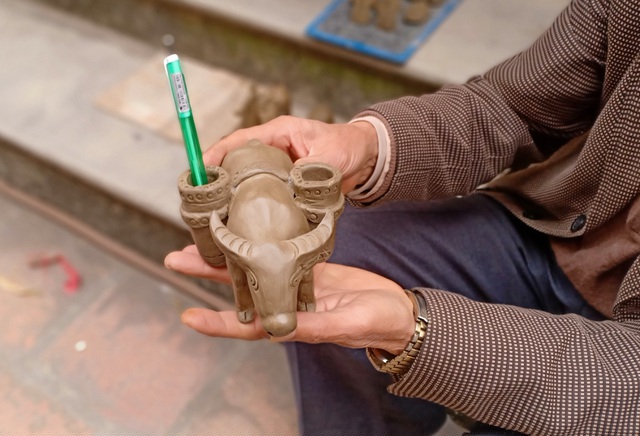 Ông Giáp sáng tạo thêm 2 quai bên lưng trâu để trẻ em dùng đựng dụng cụ học tập.