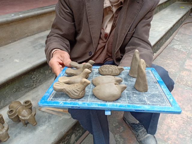 Ngoài làm 12 con giáp để đáp ứng nhu cầu của khách hàng, ông Giáp vẫn trung thành với 5 mẫu ông phỗng truyền thống từ xa xưa.