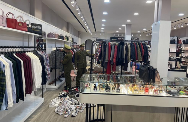 Quảng Ninh: Tạm giữ lô hàng hiệu nhập lậu có trị giá trên 1,5 tỷ đồng