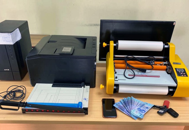 Thiết bị sản xuất tiền giả của Đỗ Ngọc Long.