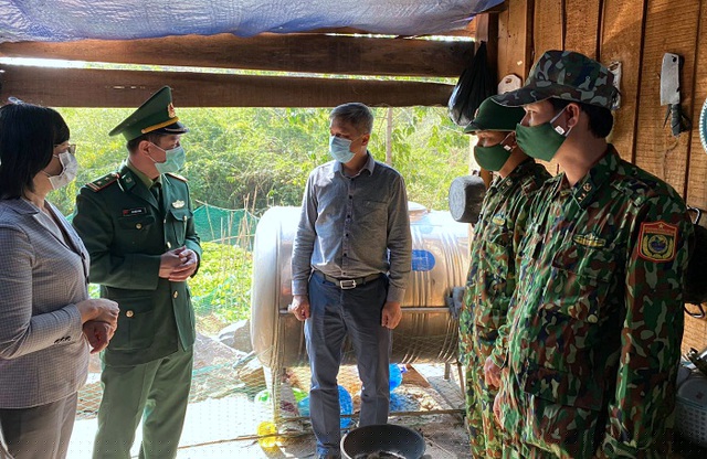 Thứ trưởng Y tế Nguyễn Trường Sơn (đứng giữa) kiểm tra công tác phòng chống dịch Covid-19 tại Tây Nguyên.