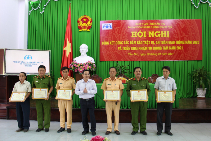 Chủ tịch UBND TP Cần Thơ trao tặng bằng khen cho 30 cá nhân, 21 tập thể, Ban ATGT tặng giấy khen tặng cho 66 tập thể , 145 cá nhân đã đóng góp, thành tích xuất sắc tích cực phòng trào thi đua đảm bảo trật tự, an toàn giao thông năm 2020.