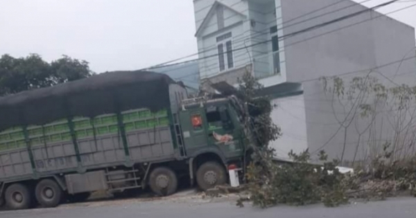 Tài xế xe tải ngủ gật điều khiển xe tông vào nhà dân