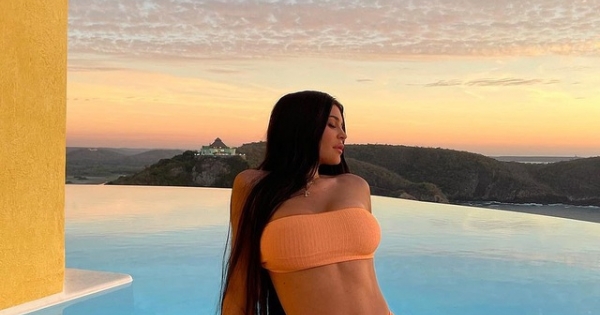 Kylie Jenner dùng máy bay riêng đưa bạn bè đi nghỉ mát