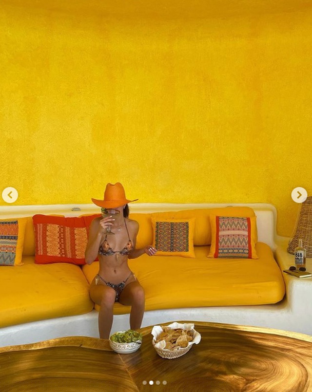 Cùng đi nghỉ mát với Kylie là chị gái cô - siêu mẫu Kendall Jenner 