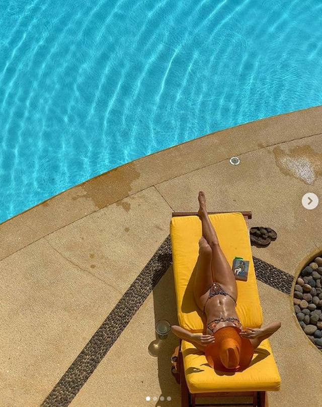 Kendall Jenner khoe dáng siêu thon khi nằm tắm nắng bên bể bơi cách đây ít giờ 