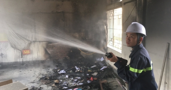 Khói lửa bốc lên nghi ngút trong trường, giáo viên hốt hoảng báo công an