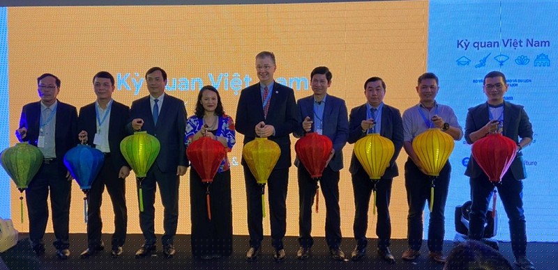 Ông Hồ An Phong, Phó Chủ tịch UBND tỉnh Quảng Bình (thứ 4 bên phải qua) tại buổi công bố.