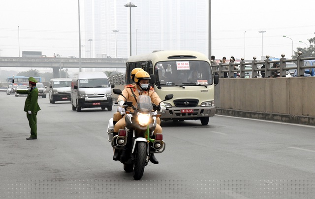 Ngay từ 5h sáng, các đơn vị thuộc Phòng Cảnh sát giao thông (Công an TP Hà Nội) cùng các lực lượng khác của Công an Hà Nội, Bộ Tư lệnh Thủ đô thực diễn các phương án dẫn đoàn phục vụ Đại hội đại biểu toàn quốc lần thứ XIII của Đảng.