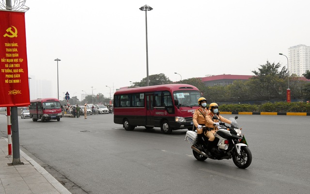 Theo đó, các kíp dẫn thực hiện theo phương án cụ thể, từ nhiều hướng như các khách sạn, Trung tâm Hội nghị Quốc gia hướng về khu vực Lăng Chủ tịch Hồ Chí Minh.