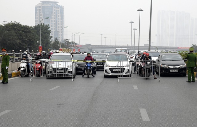 Tại khu vực Trung tâm Hội nghị Quốc gia và các chốt ngã ba, ngã tư, CSGT với vai trò nòng cốt phối hợp các lực lượng chức năng khác đảm bảo an ninh nghiêm ngặt.