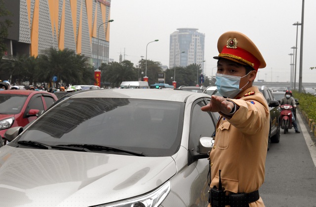 Trên các tuyến đường cấm và tạm cấm vào các khung giờ như đã thông báo cho nhân dân được biết trước đó, các lực lượng chức năng sẵn sàng làm nhiệm vụ với một tâm thế vinh dự và tự hào góp phần nhỏ bé cho thành công Đại hội đại biểu toàn quốc lần thứ XIII của Đảng.