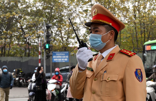 Lãnh đạo Đội CSGT số 6 (Phòng CSGT - Công an TP Hà Nội) cùng các chiến sĩ trong đơn vị liên tục di chuyển và sử dụng bộ đàm để đảm bảo các phương án được diễn ra tốt đẹp.