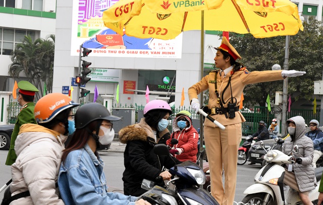 Đại úy Lê Thị Thu Hà cho biết, vinh dự được góp công sức nhỏ bé cho sự kiện lớn của đất nước, mỗi cán bộ, chiến sĩ Công an TP Hà Nội nói chung và lực lượng CSGT TP nói riêng nguyện dâng hiến sức trẻ vì bình yên của Thủ đô. Để có mặt tại chốt trực từ 5h sáng, chị cùng đồng đội đã dậy từ 3h sẵn sàng quân trang, quân dụng.