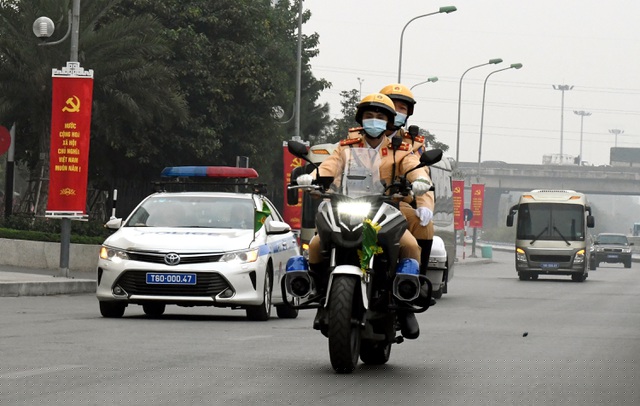 Đoàn xe được gắn biển ĐHXIII di chuyển trên đường hướng về Trung tâm Hội nghị Quốc gia. Mỗi đoàn xe di chuyển có lực lượng dẫn đoàn đi phía trước.