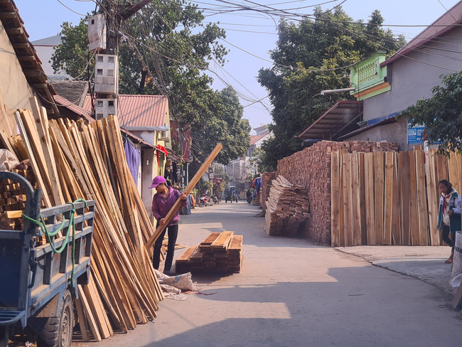 Ông Dương Bá Quyền, Chủ tịch UBND thị trấn Yên Lạc và ông Lê Đức Ngọc, Phó công an TT Yên Lạc (Vĩnh Phúc) không dấu khỏi sự lo lắng bởi tình trạng các hộ làm mộc chiếm dụng lề đường, vỉa hè tập kết gỗ gần như trở thành thói quen nhiều năm rất khó giải quyết triệt để.