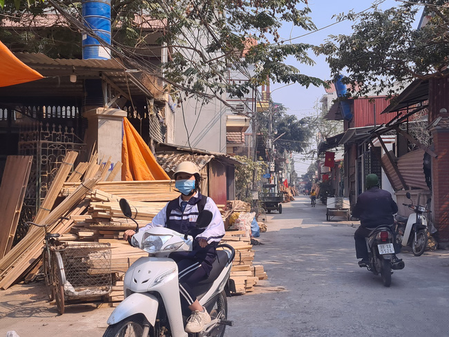 Tình trạng lấn chiếm vỉa hè, lề đường mất trật tự an toàn giao thông ở Thôn Đoài và các thôn lân cận khiến người dân rất bức xúc.