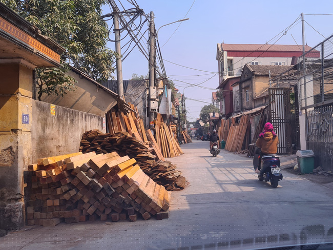 Nhiều đống gỗ xếp chồng gây mất an toàn giao thông.