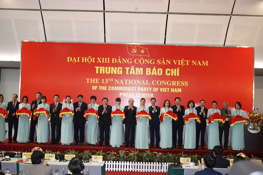 Đồng chí Trần Quốc Vượng và các đồng chí lãnh đạo cắt băng Khai trương Trung tâm Báo chí.