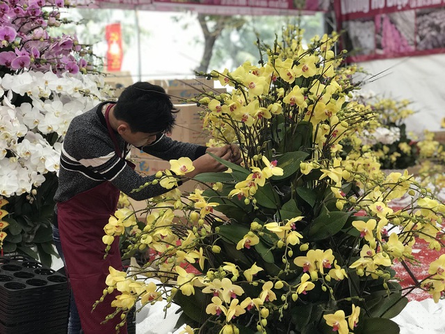 Để có được một chậu hoa khổng lồ, nhân viên ở cửa hàng phải mất nhiều giờ đồng hồ để cắm, tỉa, sắp xếp từng cành