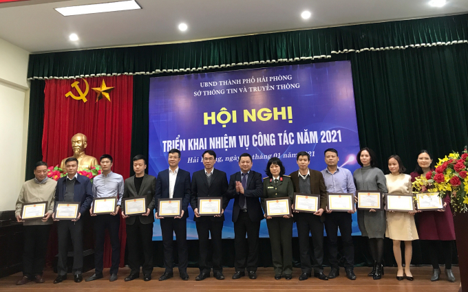 Giám đốc Sở Thông tin và truyền thông Hải Phòng Lương Hải Âu khen thưởng các tập thể và cá nhân có thành tích tiêu biểu.