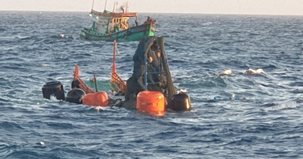 Tìm thấy một thi thể ngư dân khi trục vớt tàu cá bị chìm ở Côn Đảo