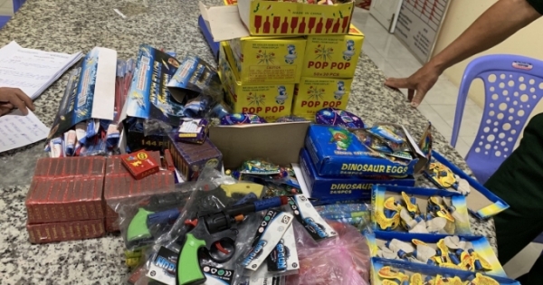 An Giang: Phát hiện xe ô tô vận chuyển số lượng lớn pháo các loại