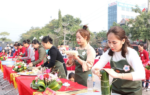 Các cô gái trổ tài trong cuộc thi gói bánh chưng.